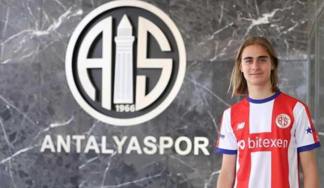 Antalyaspor, Emre Uzun ile 3+2 yıllık sözleşme imzaladı