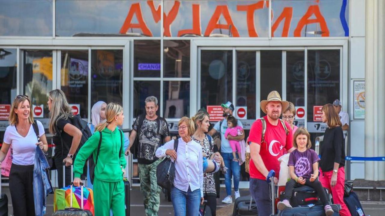 Antalya'ya hava yoluyla gelen turist sayısı 5,5 milyonu aştı