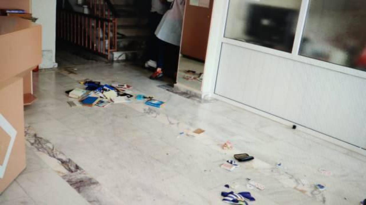 Aparttan çıkmayan kiracısının kapısına kimyasal sıvı döktü, 5 kişi hastanelik oldu