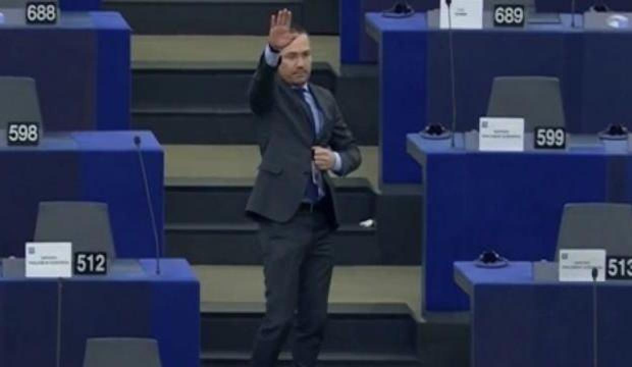 AP'de Nazi selamı veren milletvekiline para cezası