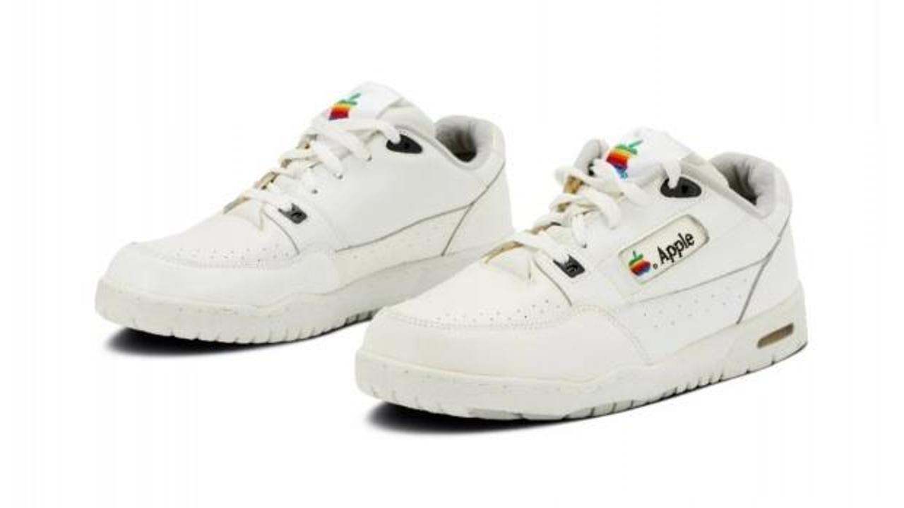 Apple'ın 1990'da çıkardığı ayakkabı açık artırmada