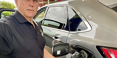 Aracına yakıt alan eski ABD Başkan Yardımcısı Pence, fiyatlara sitem etti