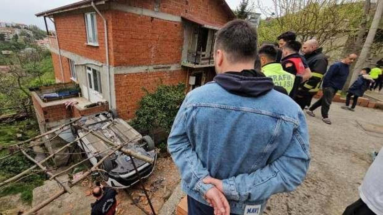 Aracını park etmek isterken yüksekten düşerek takla attı