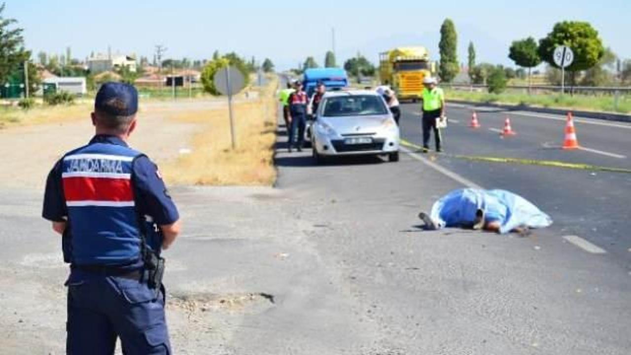 Arızalanan aracını kontrol ederken kamyonetin çarptığı sürücü, öldü