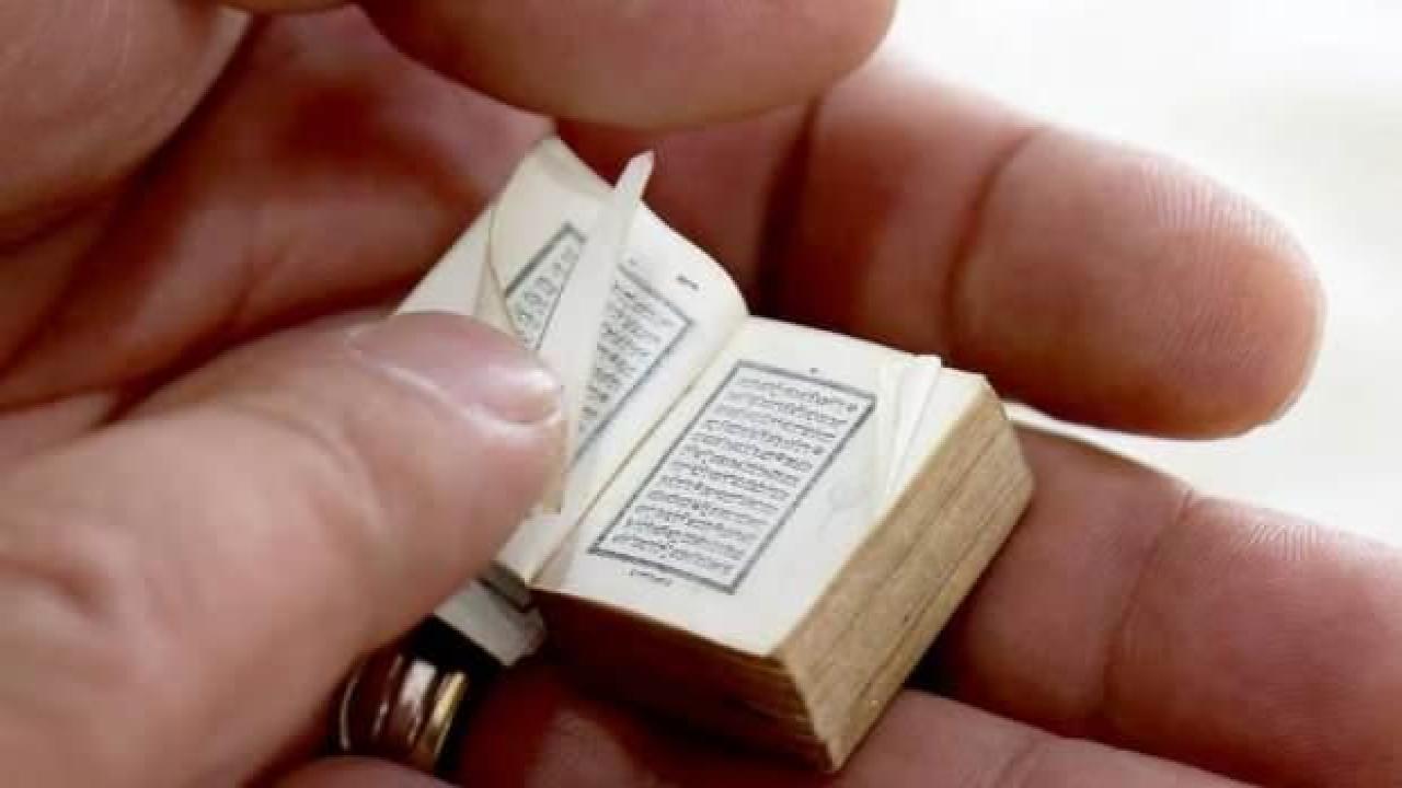 Arnavut aile dünyanın en küçük Kuran'ına gözü gibi bakıyor