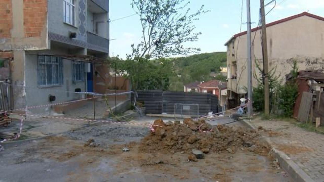 Arnavutköy'de kuvvetli sağanak nedeniyle yol çöktü