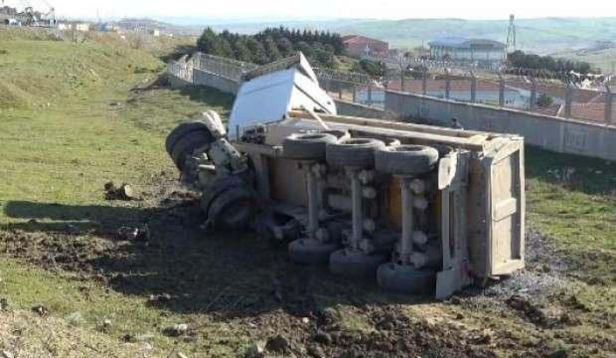 Arnavutköy'de mıcır yüklü hafriyat kamyonu tarlaya devrildi