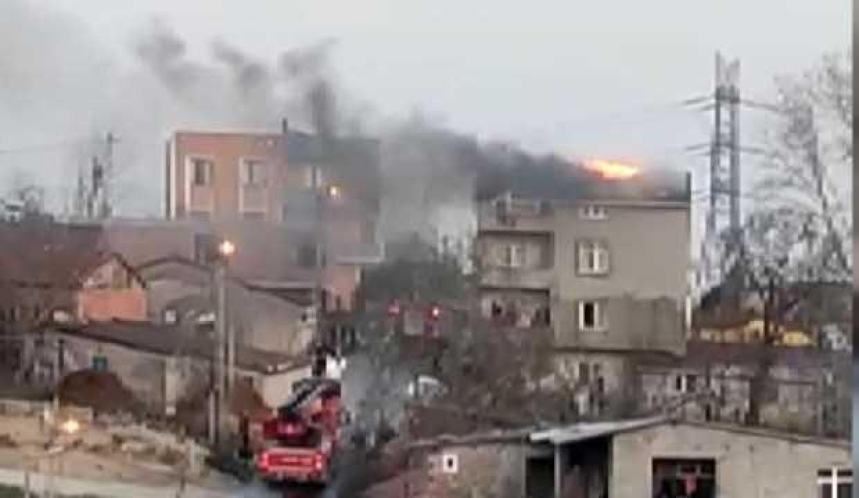 Arnavutköy'deki çatı yangını korkuttu!