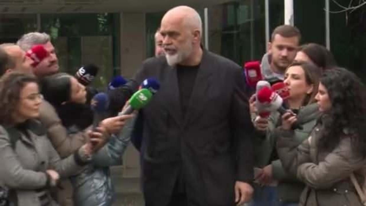Arnavutluk Başbakanı Edi Rama kadın muhabiri kameralar önünde itti!