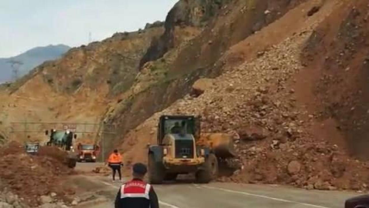 Artvin- Ardanuç kara yolunda heyelan