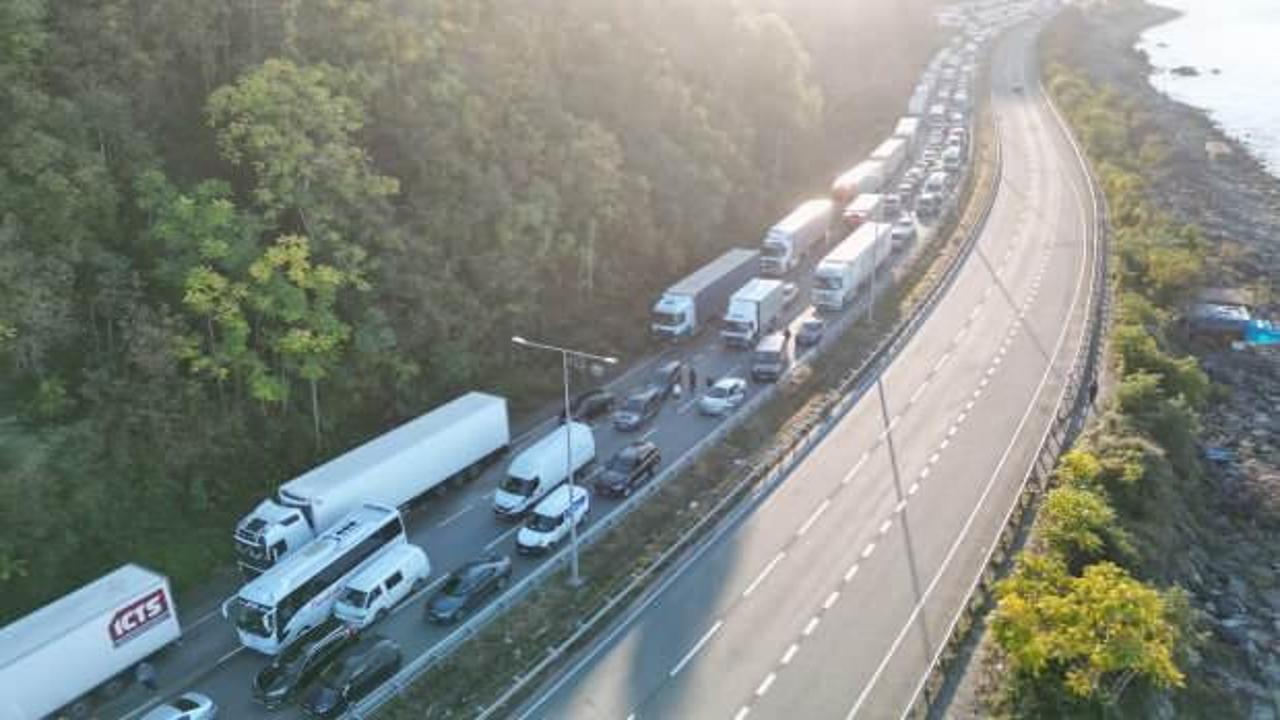 Artvin-Rize karayolu heyelan nedeniyle kapandı, uzun araç kuyrukları oluştu
