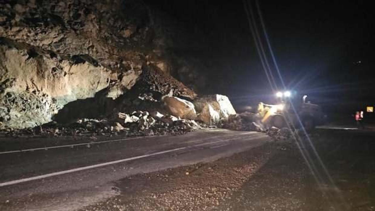 Artvin'de gece meydana gelen heyelan karayolunu ulaşıma kapattı