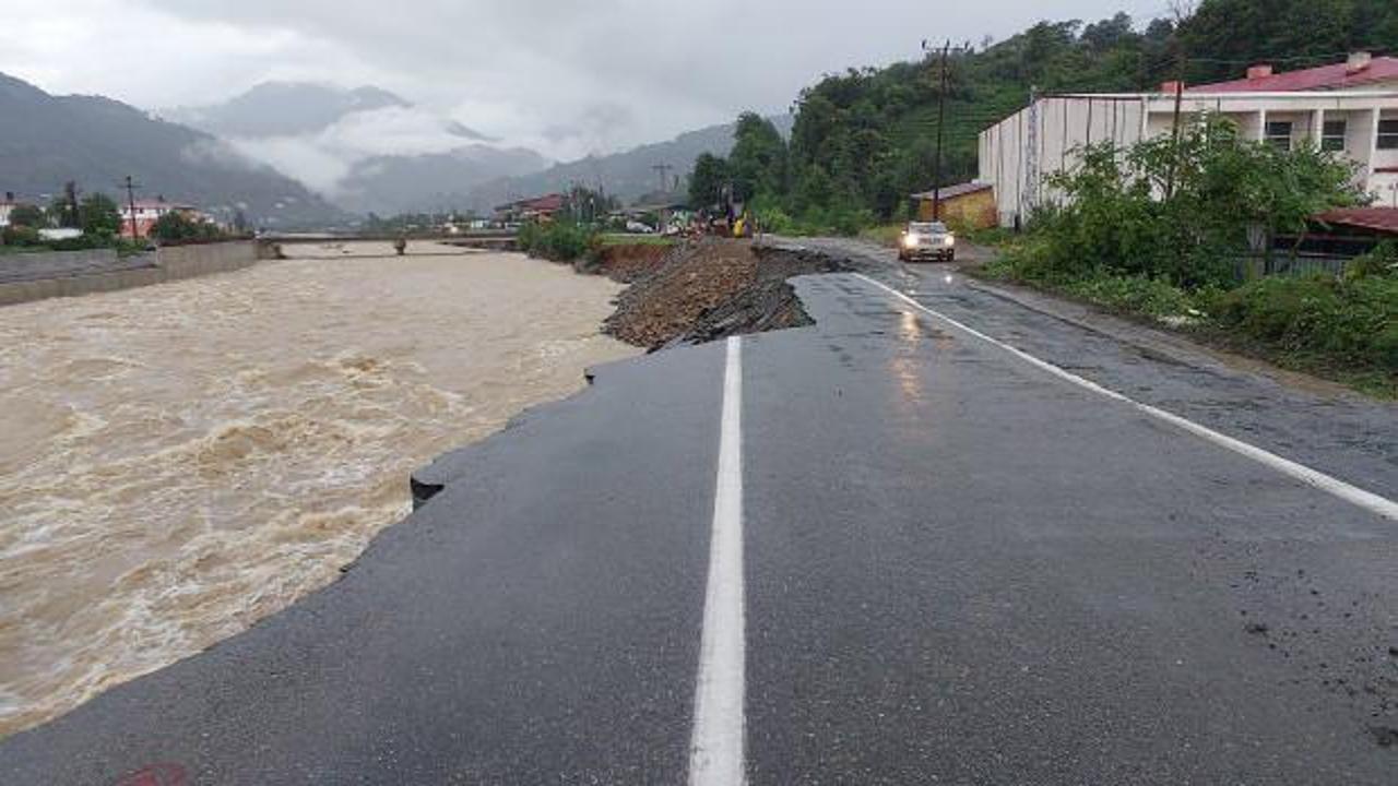 Artvin'de taşkın ve heyelan: Yol çöktü!