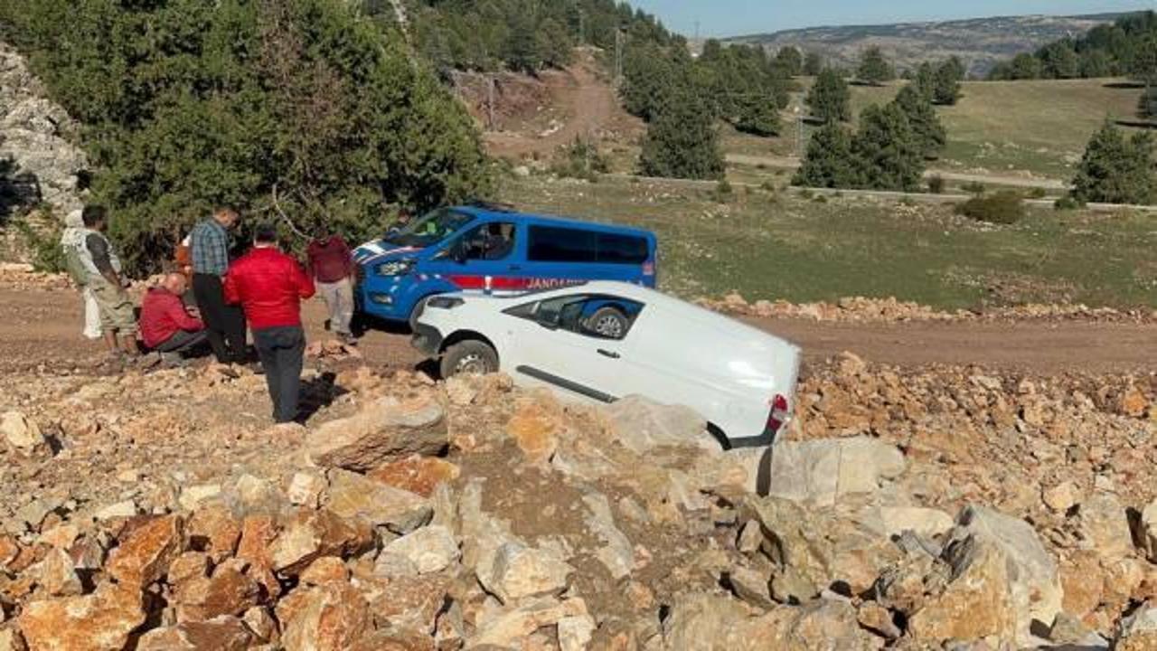 Askıda kalan araç için kurtarma operasyonu! Seferber oldular