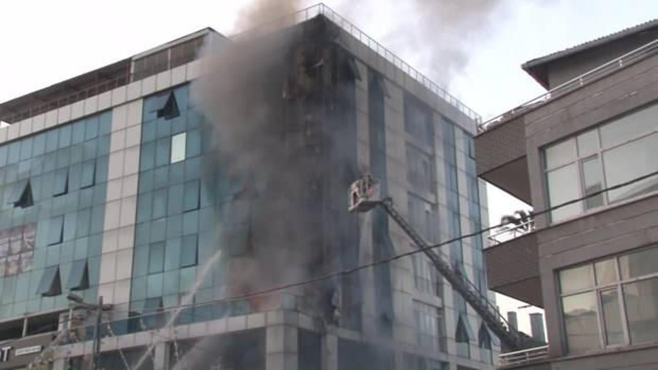 Ataşehir'de iş merkezi alev alev yandı