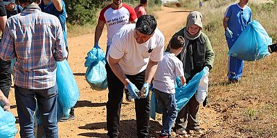 ATAŞEHİRLİLER DOĞA YÜRÜYÜŞÜNDE ATIK TOPLADILAR