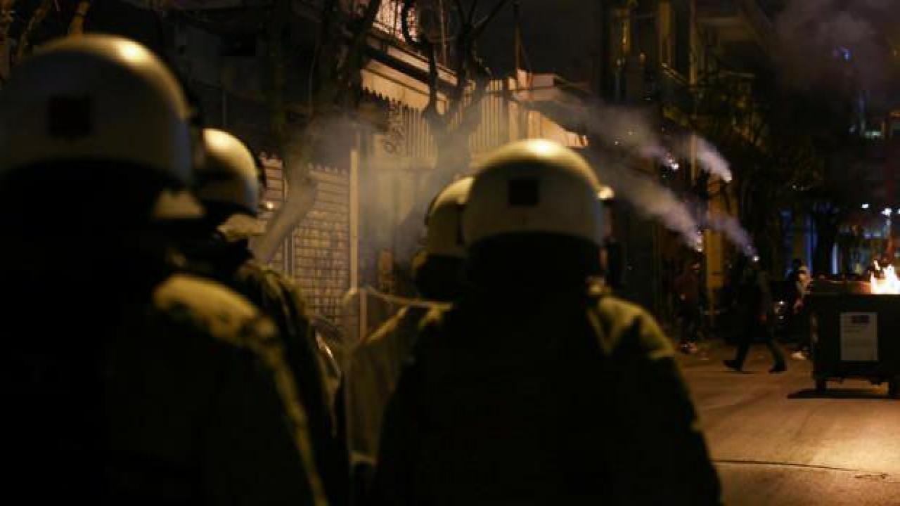 Atina'da maskeli grup, polise saldırdı