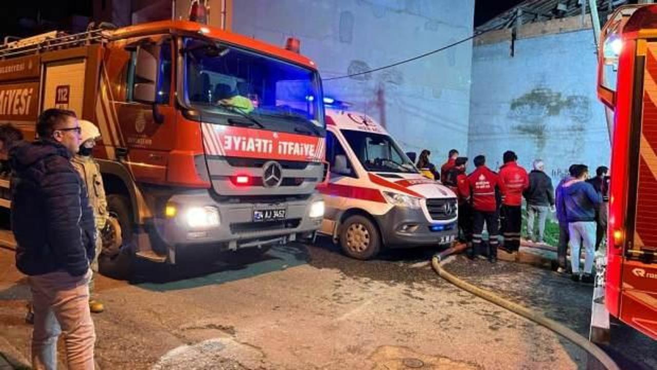 Avcılar’da 3 katlı binanın çatısı alev alev yandı