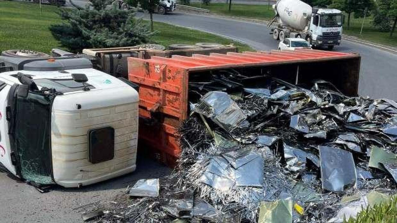 Avcılar'da hurda metal yüklü damperli kamyon devrildi