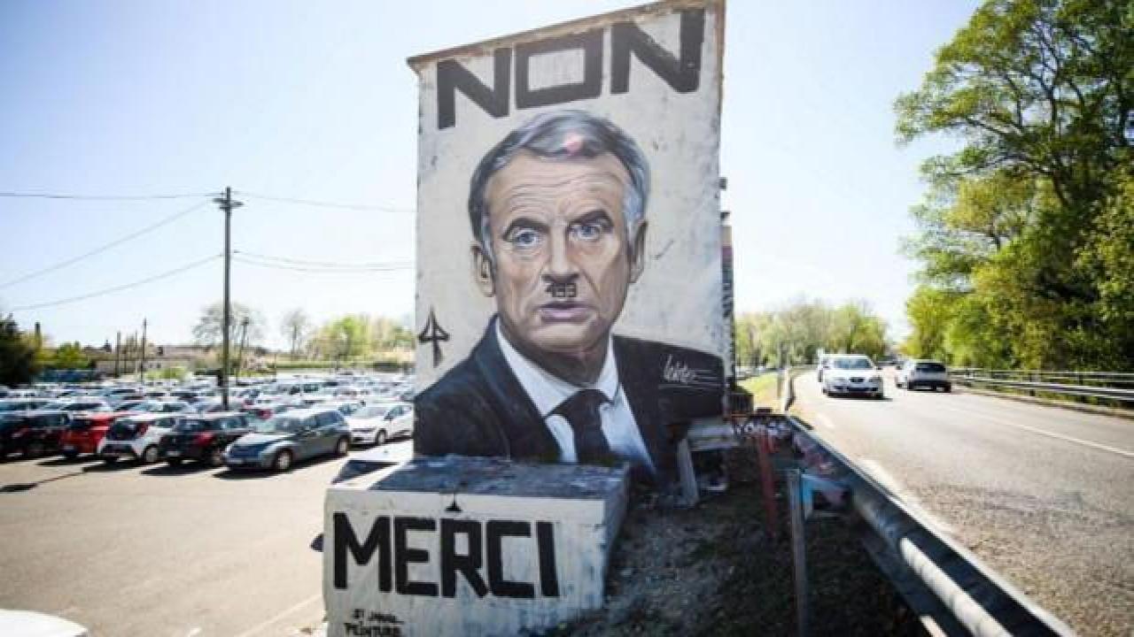 Avrupa ikiyüzlüğü kendini gösterdi: Macron Hitler'e benzetildiği afişleri affetmedi