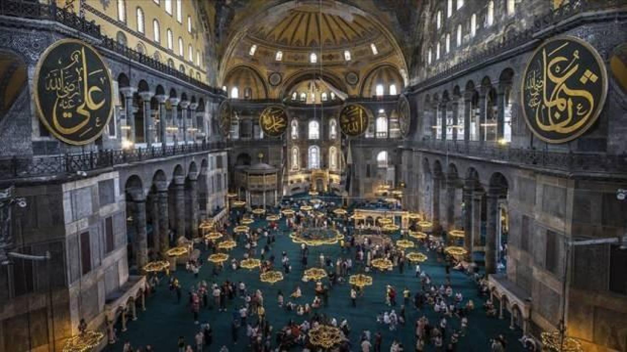 Ayasofya-i Kebir Cami-i Şerifi'ni bayramın ilk gününde 104 bin 325 kişi ziyaret etti