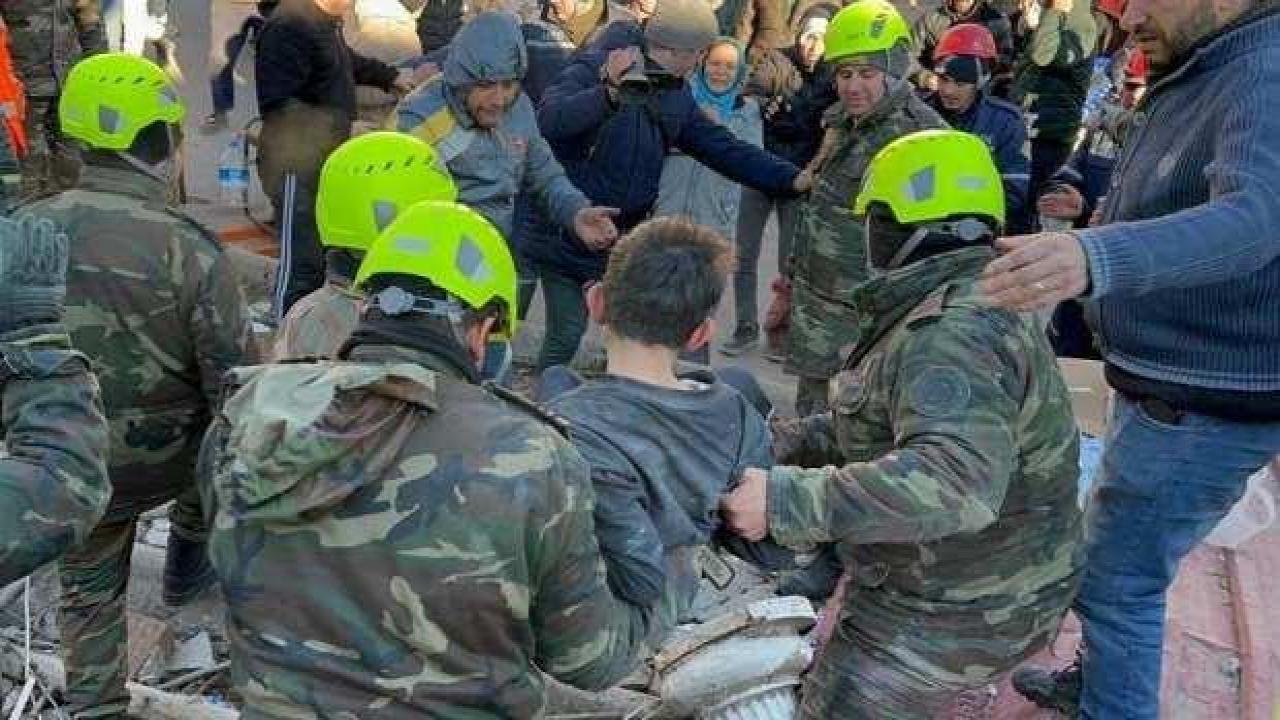 Azerbaycanlı kurtarma ekibi 51 kişiyi sağ çıkarmayı başardı