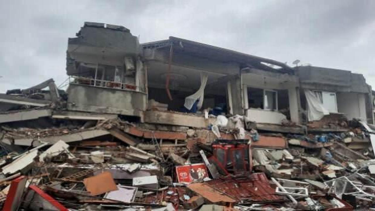 Babası ümidi kesmişti, 28 saatlik çalışmayla 100. saatte enkazdan çıkarıldı
