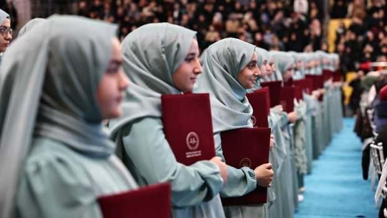 Bağcılar'da 182 kız hafız, taçlarını taktı