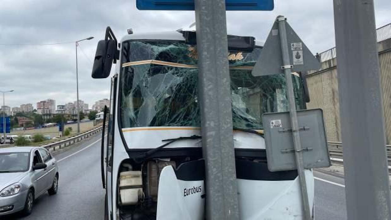 Bağcılar'da işçi servisi kaza yaptı: 13 kişi yaralandı