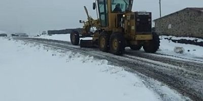 BAĞLAR BELEDİYESİ, KAR NEDENİYLE KAPANAN YOLLARA MÜDAHALE ETTİ