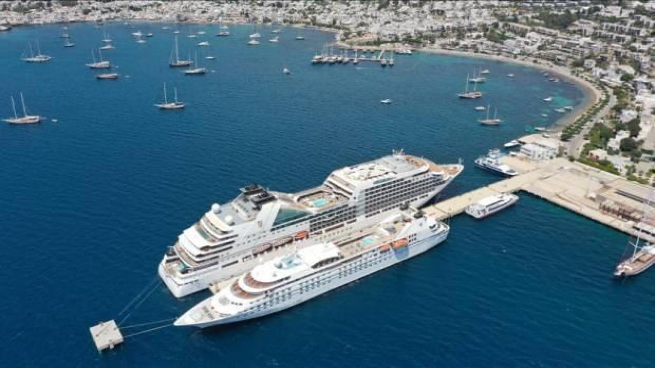 Bahamalar bandıralı 2 kruvaziyer Bodrum'a yanaştı