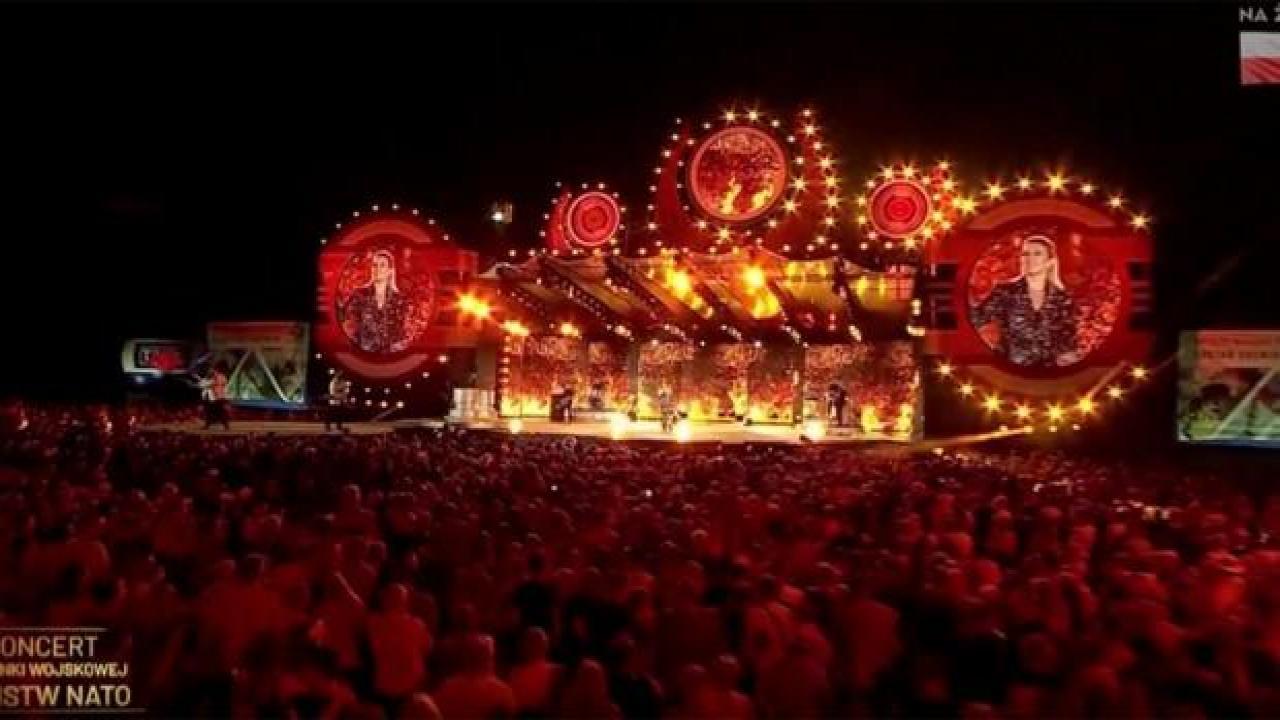 'Bahar Gelir' Polonya'da Türk bayraklarını dalgalandırdı! Türküyle herkesi mest etti...