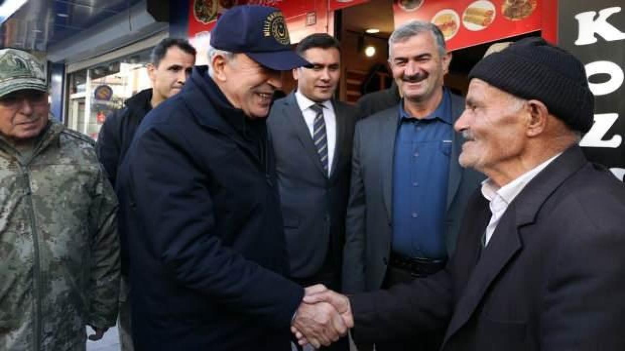 Bakan Akar, Hakkari'de esnafı ziyaret etti