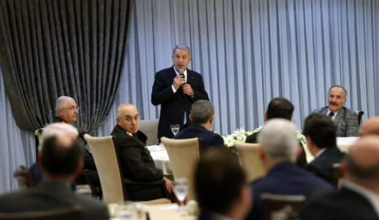 Bakan Akar, komutanlar ve savunma sanayi şirketlerinin temsilcileri ile İftar yaptı