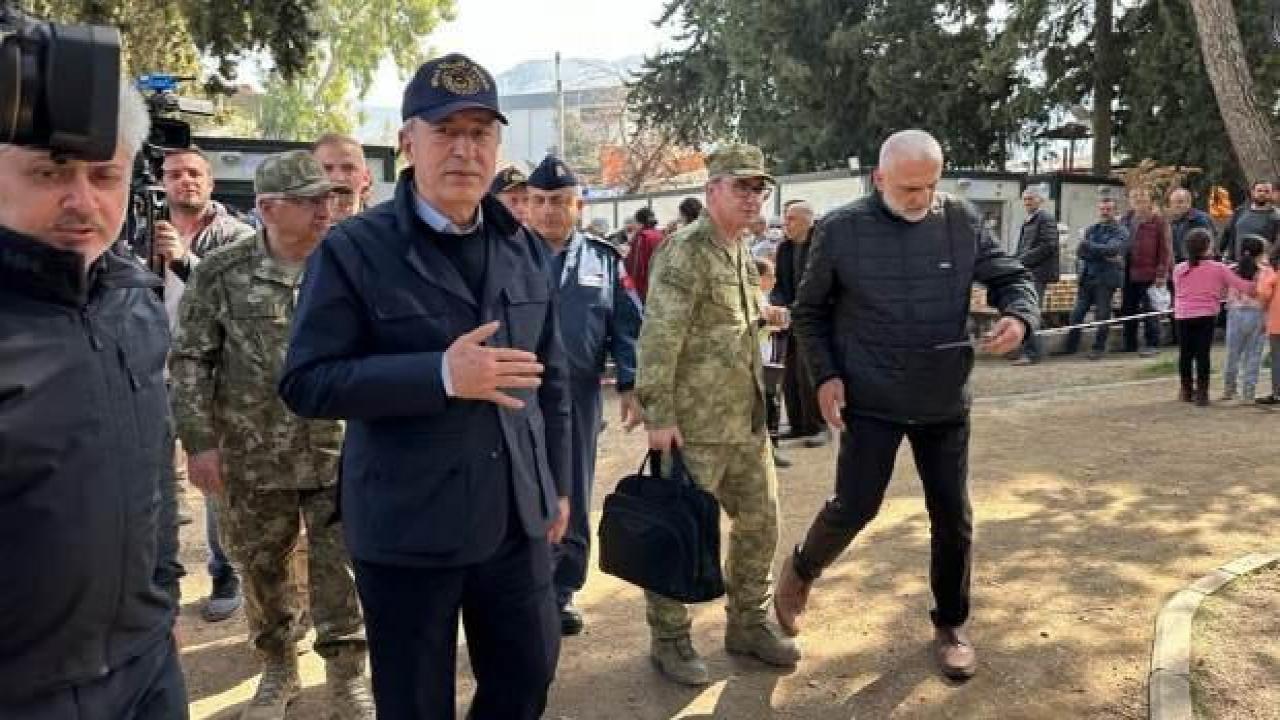 Bakan Akar: Mehmetçik 326 kişiyi enkazdan kurtardı