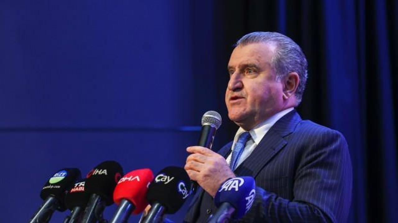 Bakan Bak'tan milli yüzücü Aysu Türkoğlu'na tebrik