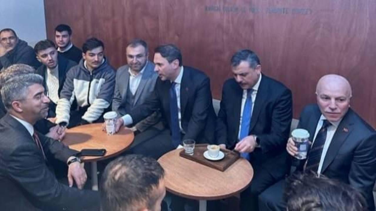 Bakan Bayraktar, Özel'in boykot çağrısı yaptığı Espressolab'ta kahve içti