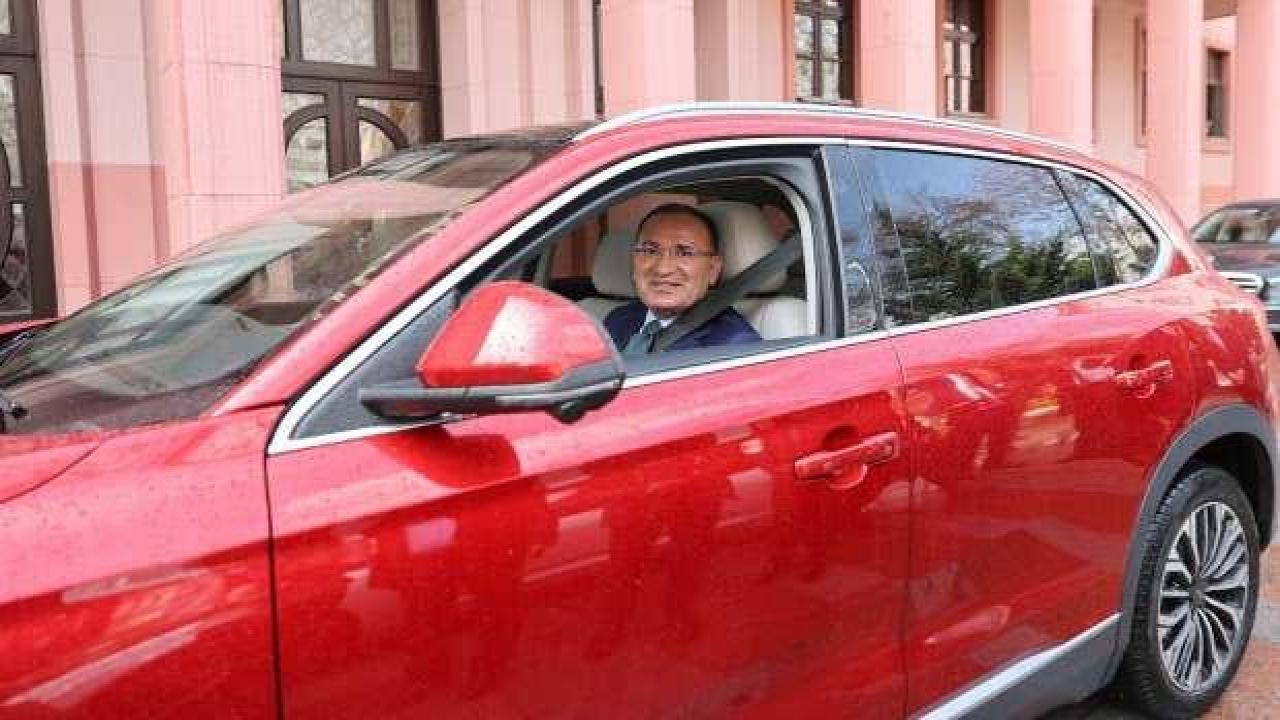 Bakan Bozdağ, Togg ile ilk sürüşünü gerçekleştirdi