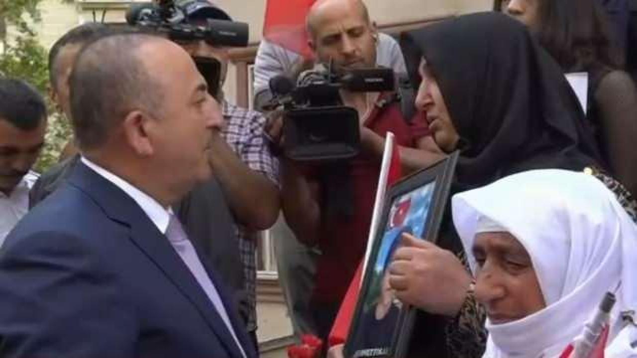 Bakan Çavuşoğlu'ndan Diyarbakır annelerine ziyaret