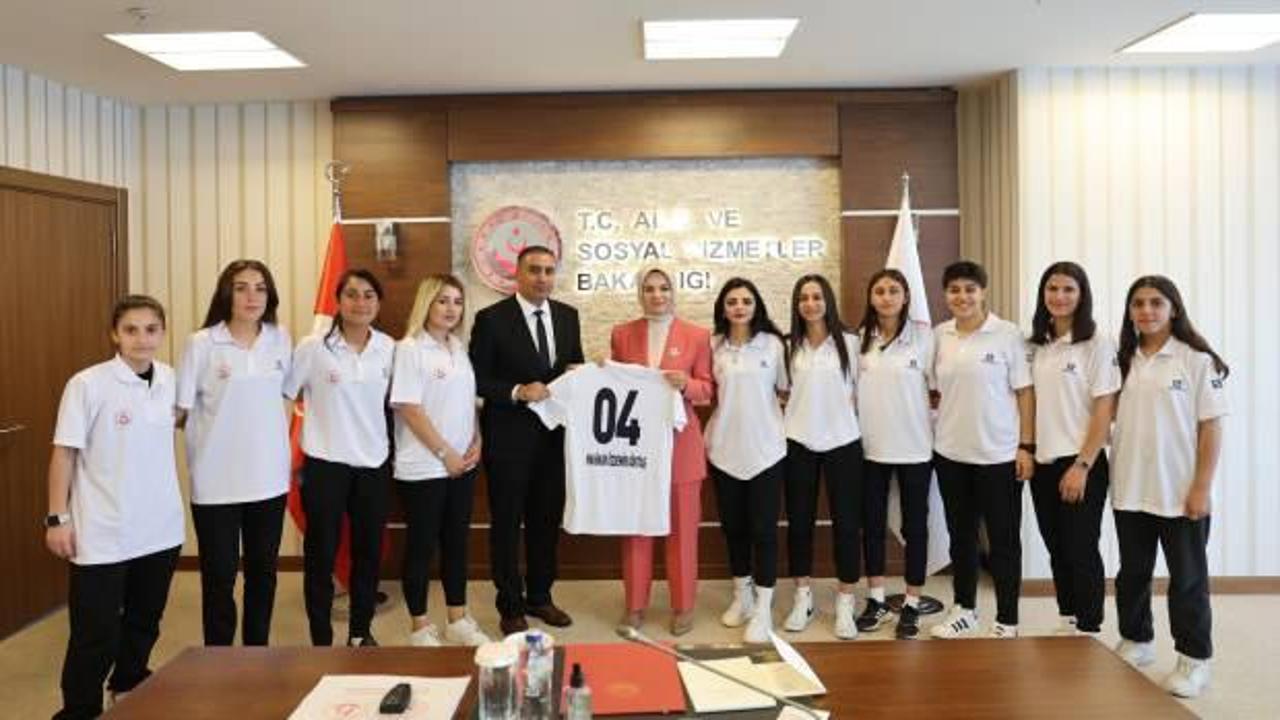 Bakan Göktaş, kadın futbolcularla bir araya geldi