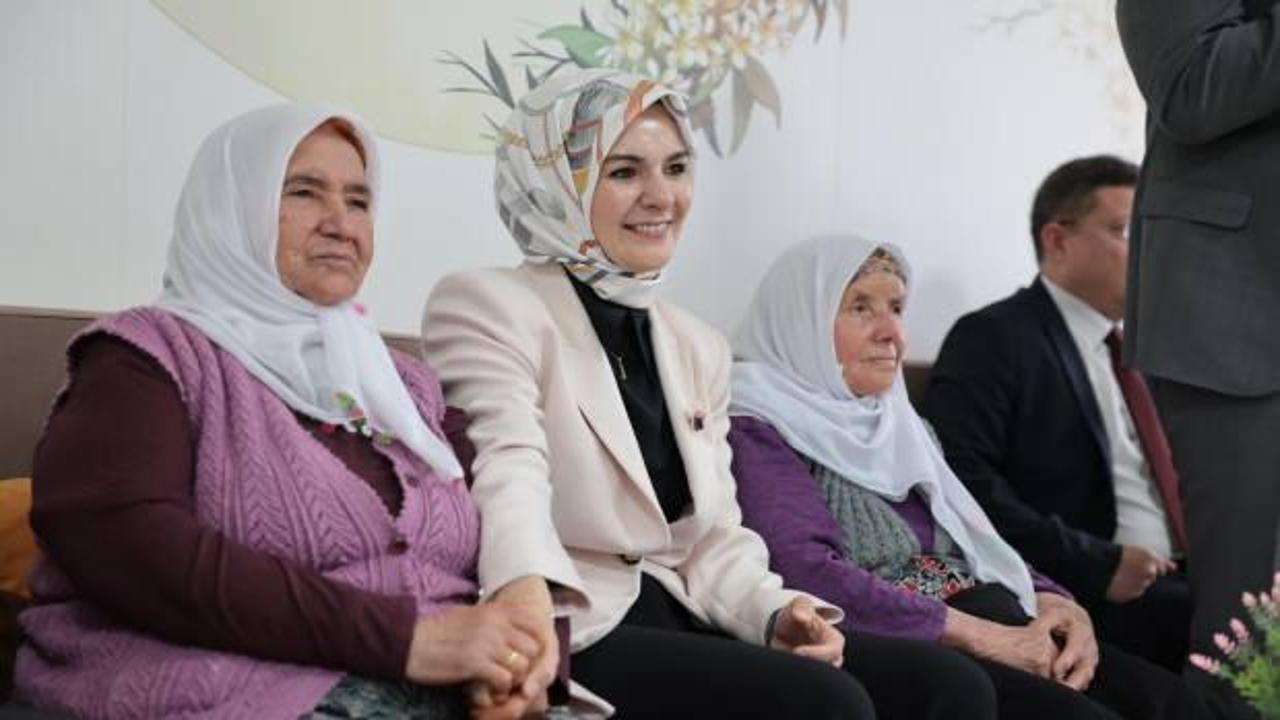 Bakan Göktaş kadınlarla halı dokudu, yaşlılarla ilahi söyledi