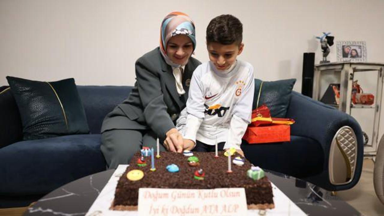 Bakan Göktaş'tan şehit Yüzbaşı Kocaman'ın oğlu Alp Ata'ya doğum günü sürprizi