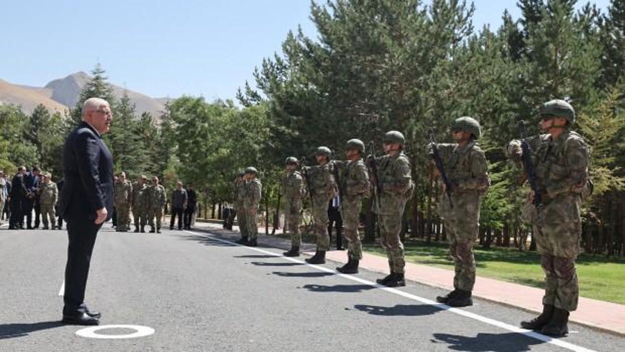 Bakan Güler, Hakkari'de komandoları ziyaret etti!