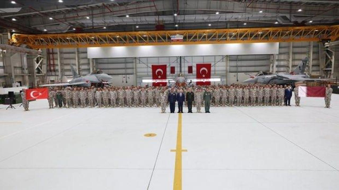 Bakan Güler, Katar'da Mehmetçikle bir araya geldi
