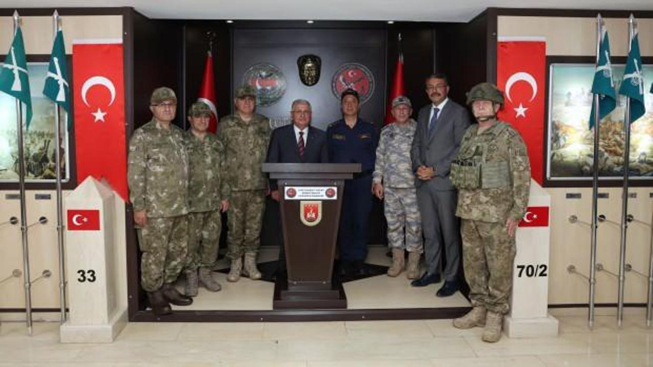 Bakan Güler'den Hakkari'de Mehmetçik'e ziyaret