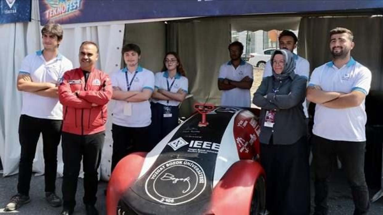 Bakan Kacır, Robotaksi Binek Otonom Araç Yarışları'na katılan öğrencilerle buluştu