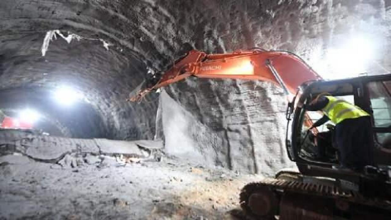 Bakan Karaismailoğlu, Aşık Şenlik Tüneli'ndeki tarihi an için Ardahan'a gitti