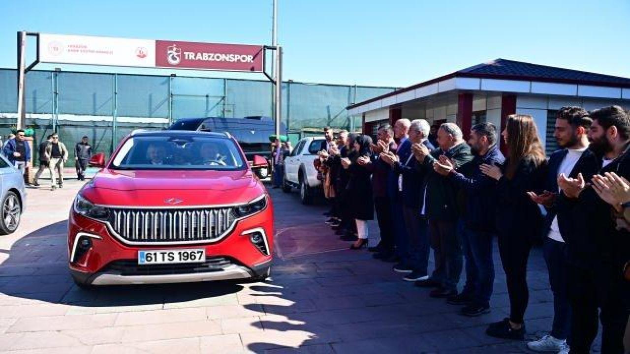 Bakan Karaismailoğlu'ndan Trabzonspor'a Togg ile ziyaret