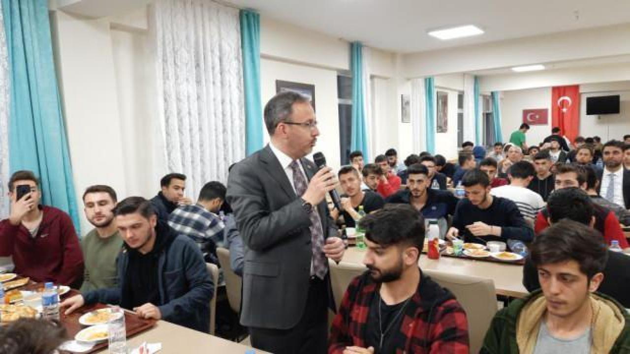 Bakan Kasapoğlu iftarını öğrencilerle açtı