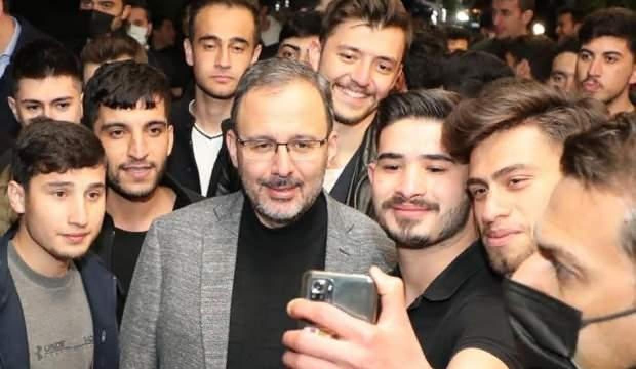 Bakan Kasapoğlu, İzmir’de öğrencilerle sahur yaptı